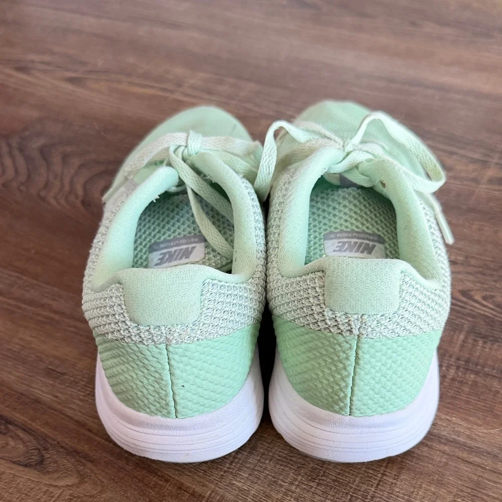 Nike Light Green Running Walking Shoes Women’s Size 7.5
